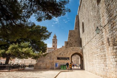 Güzel Dubrovnik duvarlarında Ploce kapısının iç kısmı