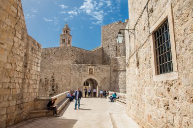 Güzel Dubrovnik duvarlarında Ploce kapısının iç kısmı