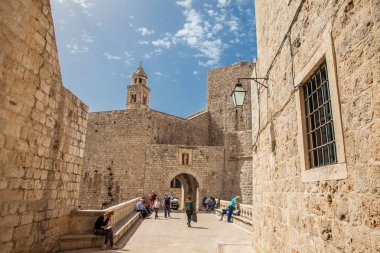 Güzel Dubrovnik duvarlarında Ploce kapısının iç kısmı