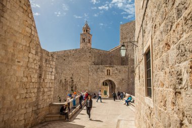 Güzel Dubrovnik duvarlarında Ploce kapısının iç kısmı