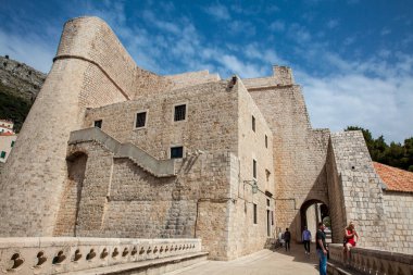 Dubrovnik'in güzel duvarlarında Ploce Kapısı'ndaki Revelin Kulesi