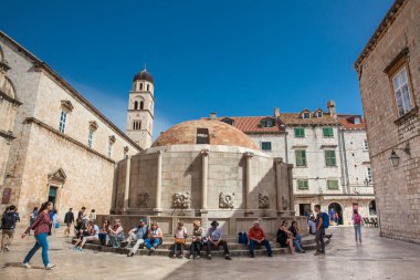 Dubrovnik eski kentinde Stradun sokakta bulunan Büyük Onofrio Çeşmesi turistler