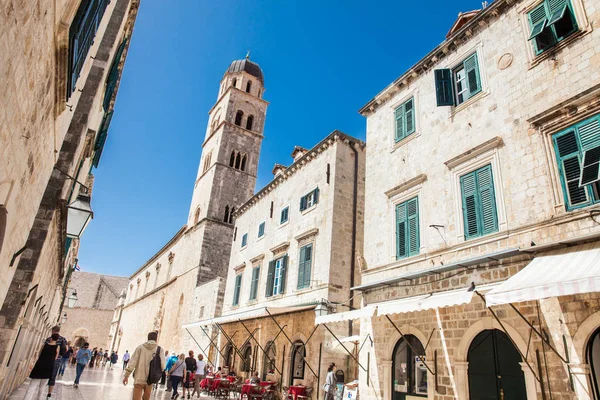 Turister på Stradun Street i gamlebyen Dubrovnik – stockfoto