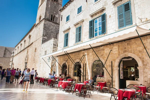 Turistas en la calle Stradun en el casco antiguo de Dubrovnik — Foto de Stock