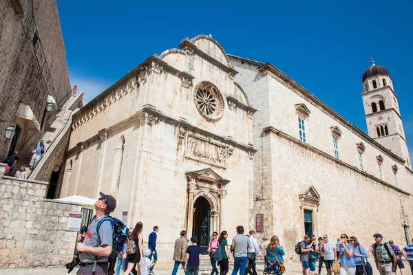 Turistas en la Iglesia de St. Spasa situado en la calle Stradun en el casco antiguo de Dubrovnik — Foto de Stock