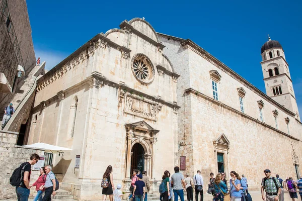 Turistas en la Iglesia de St. Spasa situado en la calle Stradun en el casco antiguo de Dubrovnik — Foto de Stock