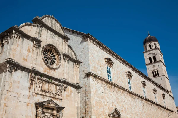 Iglesia de St. Spasa situada en la calle Stradun en el casco antiguo de Dubrovnik — Foto de Stock