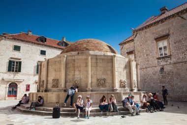 Dubrovnik eski kentinde Stradun sokakta bulunan Büyük Onofrio Çeşmesi turistler