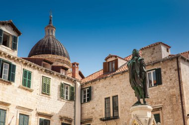 Şair İvan Gundulic'in dubrovnik'in eski kentindeki Gundulic Meydanı'ndaki anıtı