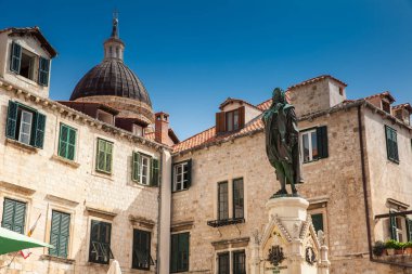 Şair İvan Gundulic'in dubrovnik'in eski kentindeki Gundulic Meydanı'ndaki anıtı