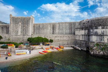 Dubrovnik güzel bir bahar gününde Kolorina plajda Kayaks