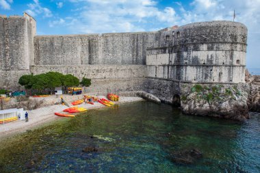 Dubrovnik güzel bir bahar gününde Kolorina plajda Kayaks