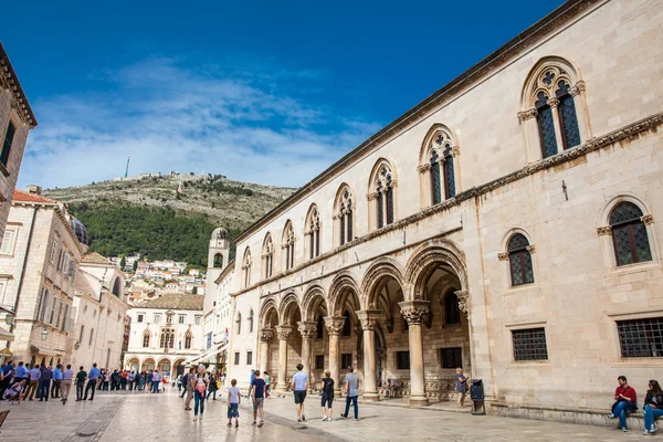 Turistas y lugareños en las hermosas calles del casco antiguo de Dubrovnik — Foto de Stock