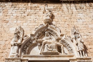 Dubrovnik Eski Kent'teki Stradun caddesinde bulunan Fransisken Manastırı'ndaki Taş Oymacılığının detayı
