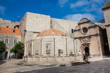 Dubrovnik eski kentinde Stradun sokakta bulunan Büyük Onofrio Çeşmesi turistler