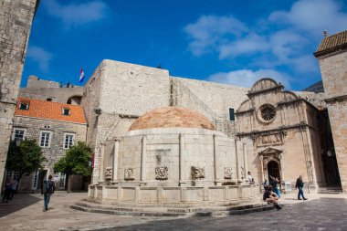 Dubrovnik eski kentinde Stradun sokakta bulunan Büyük Onofrio Çeşmesi turistler