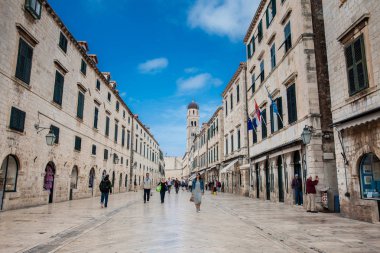 Dubrovnik Eski Şehir Stradun sokakta Turistler