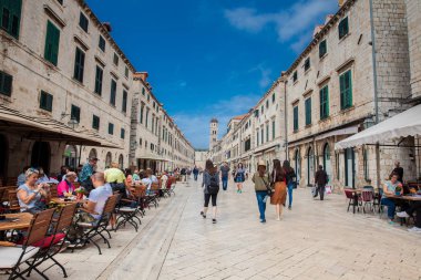 Dubrovnik Eski Şehir Stradun sokakta Turistler