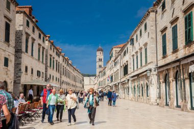 Dubrovnik Eski Şehir Stradun sokakta Turistler
