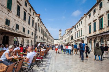 Dubrovnik Eski Şehir Stradun sokakta Turistler