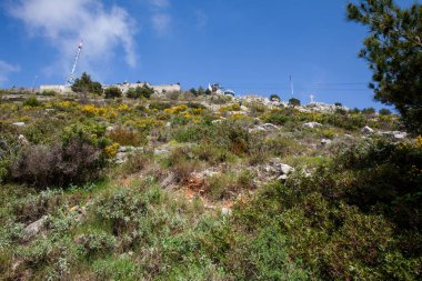 Güzel bir erken bahar gününde Mount Srd yürüyüş izi görülen teleferik