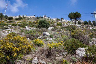 Güzel bir erken bahar gününde Mount Srd yürüyüş izi görülen teleferik