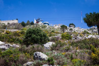 Güzel bir erken bahar gününde Mount Srd yürüyüş izi görülen teleferik