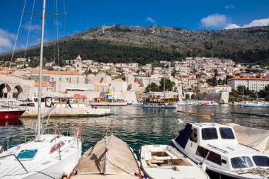 Dubrovnik şehir eski liman marina ve surlar Porporela görülen