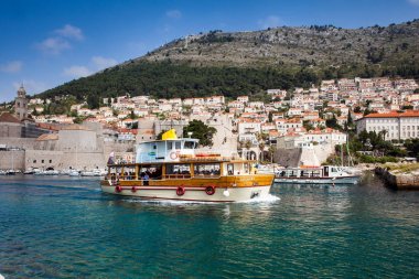 Dubrovnik şehir eski liman marina ve surlar Porporela görülen