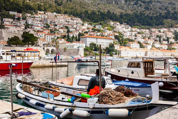 Fisherman at Dubrovnik city old port marina — Stock Photo, Image