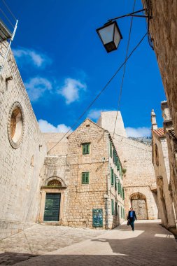 Dubrovnik duvarlı eski kasabasında güzel sokaklarında yürüyen insanlar