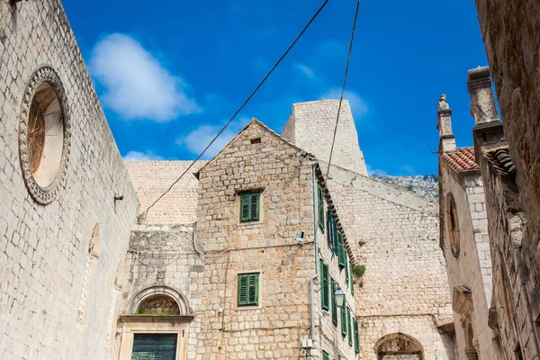 La hermosa arquitectura en el casco antiguo amurallado de Dubrovnik — Foto de Stock