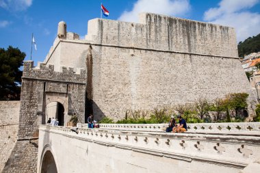 Güzel Dubrovnik şehir surları ploce kapıda Turistler