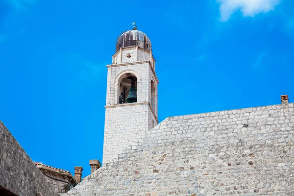 Torre del reloj del casco antiguo de Dubrovnik vista desde el puerto antiguo de la ciudad — Foto de Stock