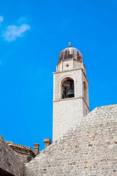 Torre del reloj del casco antiguo de Dubrovnik vista desde el puerto antiguo de la ciudad — Foto de Stock