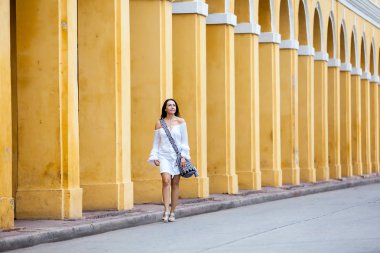 Güzel kadın Cartagena de Indias duvarlı şehir etrafında yürüyüş