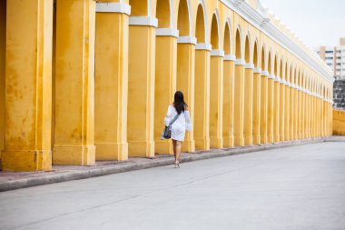 Güzel kadın Cartagena de Indias duvarlı şehir etrafında yürüyüş