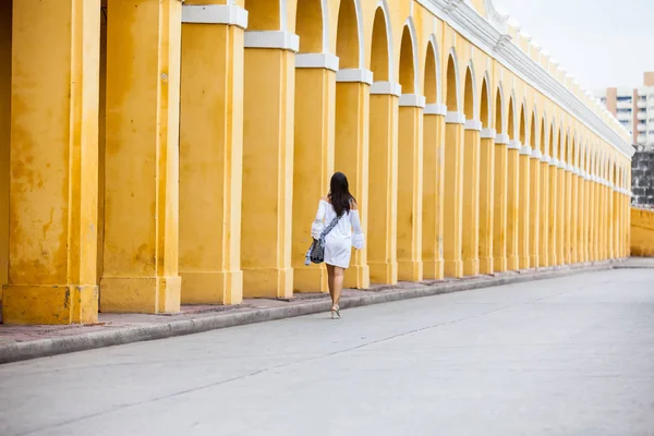 Mooie vrouw lopen rond de ommuurde stad in Cartagena de Indias — Stockfoto