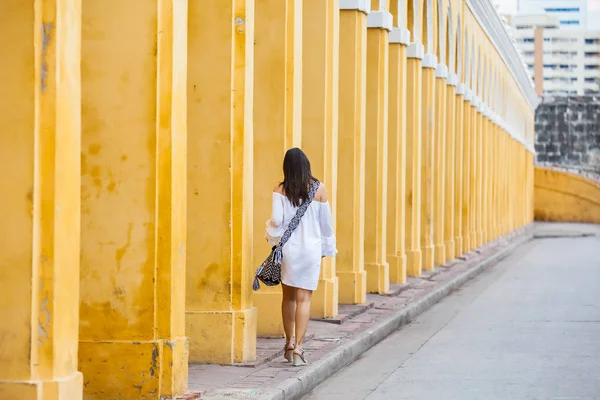 Schöne Frau spaziert durch die ummauerte Stadt in Cartagena de Indias — Stockfoto