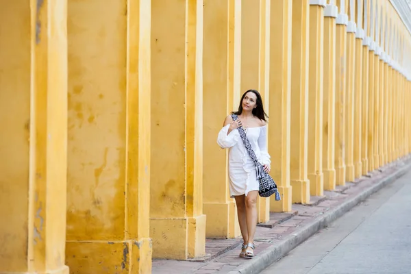 Schöne Frau spaziert durch die ummauerte Stadt in Cartagena de Indias — Stockfoto