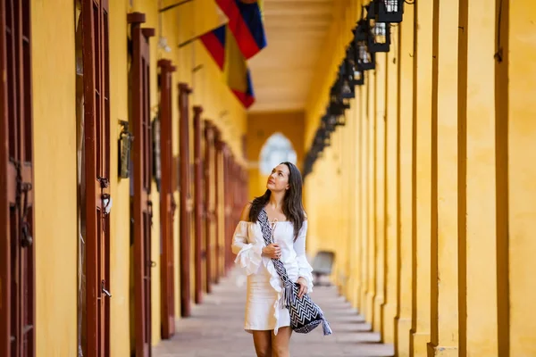 Mooie vrouw lopen rond de ommuurde stad in Cartagena de Indias — Stockfoto