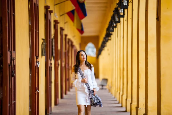 Mooie vrouw lopen rond de ommuurde stad in Cartagena de Indias — Stockfoto