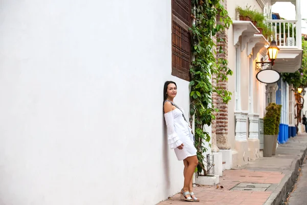 Mooie vrouw in de straten van de ommuurde stad in Cartagena de Indias — Stockfoto