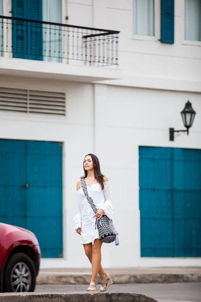 Mooie vrouw op witte jurk lopen alleen in de straten van de koloniale ommuurde stad van Cartagena de Indias — Stockfoto