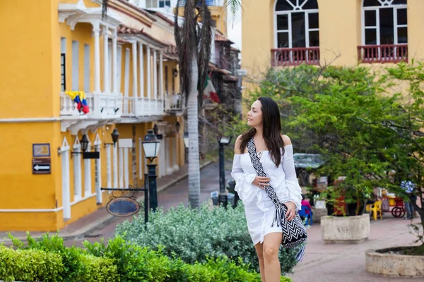 Mooie vrouw op witte jurk lopen alleen op de muren rond van de koloniale stad Cartagena de Indias — Stockfoto