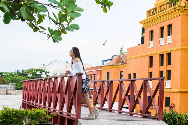 Mooie vrouw op witte jurk staande alleen op de muren rond van de koloniale stad Cartagena de Indias — Stockfoto