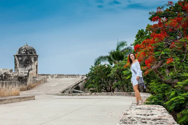 Mooie vrouw op witte jurk lopen alleen op de muren rond de koloniale stad Cartagena de Indias — Stockfoto