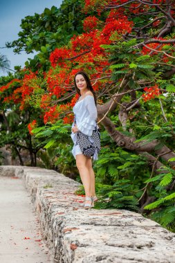 Beyaz elbise, Cartagena de Indias sömürgeci şehir çevreleyen duvarlara yalnız yürüyüş güzel kadın