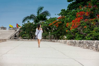 Beyaz elbise, Cartagena de Indias sömürgeci şehir çevreleyen duvarlara yalnız yürüyüş güzel kadın
