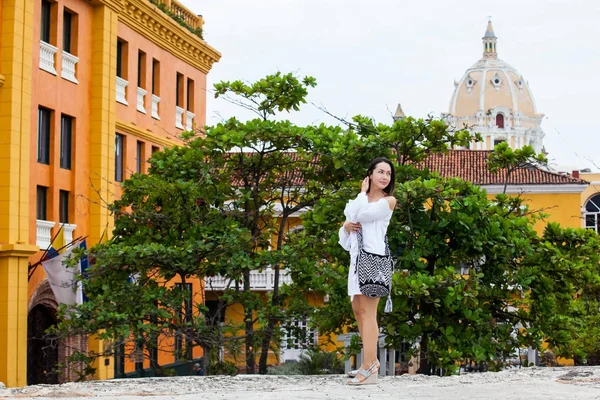 Mooie vrouw op witte jurk lopen alleen op de muren rond de koloniale stad Cartagena de Indias — Stockfoto